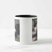 それを舐めている猫は足です マグカップ (中央)