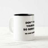 そんなに真面目に考えてはいけない。他に誰も~しない ツートーンマグカップ (正面左)