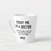 そんなドクターじゃないよ、博士課程を卒業したんだ カフェラテマグ (左アングル)