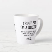 そんなドクターじゃないよ、博士課程を卒業したんだ カフェラテマグ (右アングル)