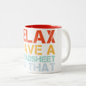 そリラックスの為にスプレッドシートを持っている ツートーンマグカップ (正面右)