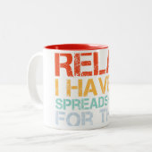 そリラックスの為にスプレッドシートを持っている ツートーンマグカップ (正面左)