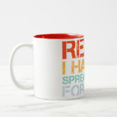 そリラックスの為にスプレッドシートを持っている ツートーンマグカップ (左)