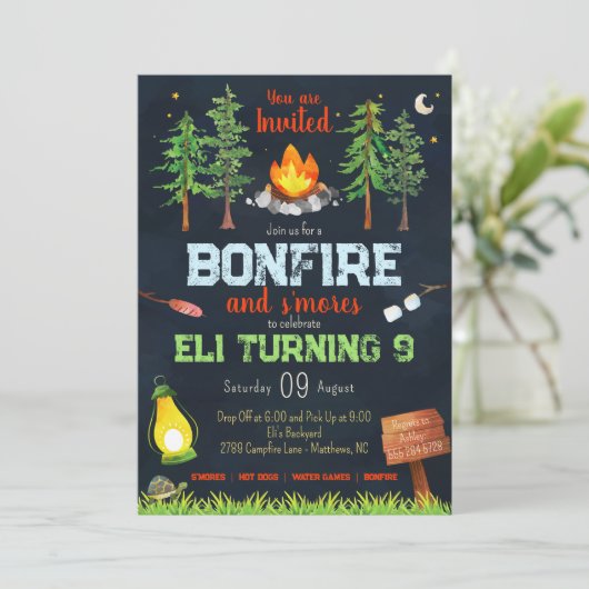 たき火の誕生日パーティーの招待 – キャンプパーティー 招待状 (スタンド正面)