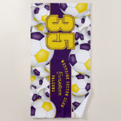 たくさんのサッカーボール紫の金ゴールドチームが贈り物を彩る ビーチタオル (正面)