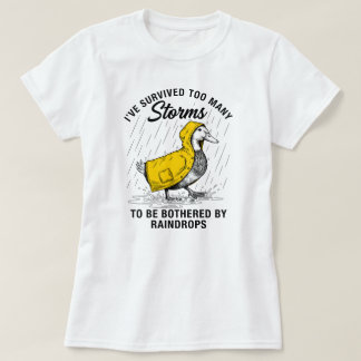 たくさんの嵐を生き抜いた!おかしいダックのレインコート Tシャツ