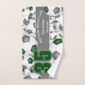 たくさんの緑のグレーチームがサッカーボールを彩る ハンドタオル (ハンドタオル)