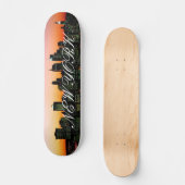 たそがれ、ニューヨークの写真のマンハッタンスカイライン… スケートボード (正面)