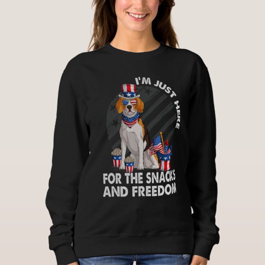 ただのんびりとお菓子を楽しみ、自由を満喫しに来ただけだよ ビーグル君４歳 スウェットシャツ (正面)