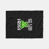 ただのカエル好きの女の子 |かわいいグリーンカエルのプレゼント フリースブランケット (正面(横))