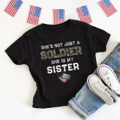 ただの兵士ではない私の妹の軍事軍犬タグ Tシャツ
