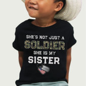 ただの兵士ではない私の妹の軍事軍犬タグ Tシャツ