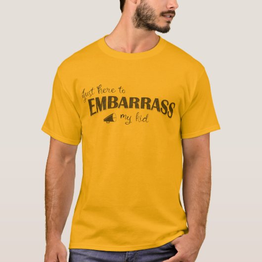 ただの子供を恥ずかしがらせる親 Tシャツ (正面)