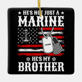 ただの海兵じゃない、彼はいとこだ 愛国心あふれるユーモア セラミックオーナメント