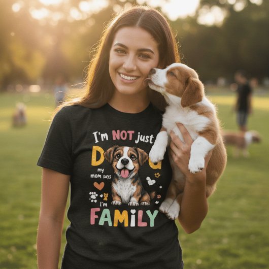 ただの犬じゃない！ママが家族だって言ってるの！面白いデザイン Tシャツ