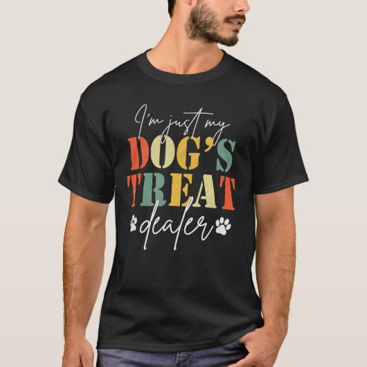 ただの犬のおやつ販売人 おもしろ犬パロディギフト Tシャツ (正面)
