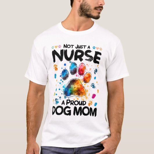 ただの看護師ではない、自慢の犬のママ - Proud Dog Mom Tシャツ (正面)