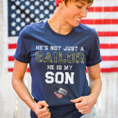 ただの船乗りではない息子の軍隊ネイビードッグラベル Tシャツ