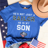 ただの船乗りではない息子の軍隊ネイビードッグラベル Tシャツ