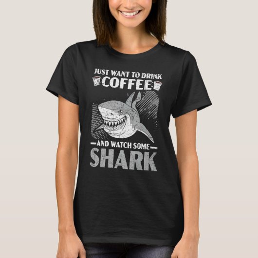 ただコーヒーを飲んでサメのカフェを見たい Tシャツ (正面)