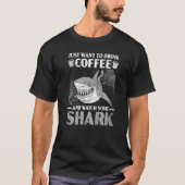 ただコーヒーを飲んでサメのカフェを見たい Tシャツ (正面)