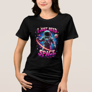 ただスペースが必要 – ネオンピンクの宇宙飛行士Tシャツ トライブレンドTシャツ