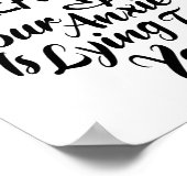 ただ不安を抱えて嘘をついている – Yoga ポスター (角)