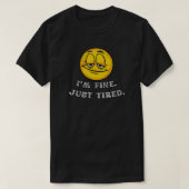ただ疲れているだけ クリーンなデザインの面白い共感グッズ Tシャツ (デザイン正面)