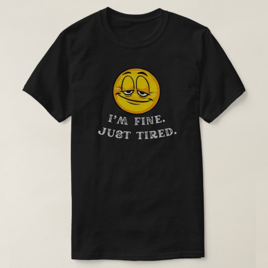 ただ疲れているだけ クリーンなデザインの面白い共感グッズ Tシャツ (デザイン正面)
