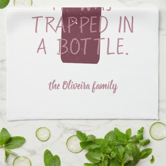 たったおもしろいで救出されたワインのトラップボトルファミリー名 キッチンタオル (折り畳み)