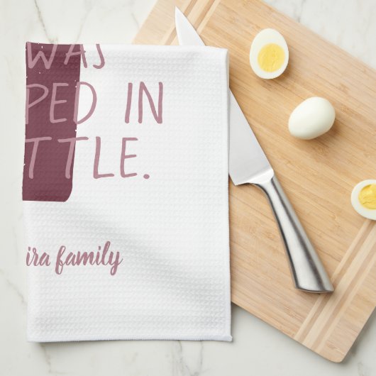 たったおもしろいで救出されたワインのトラップボトルファミリー名 キッチンタオル (四つ折り)