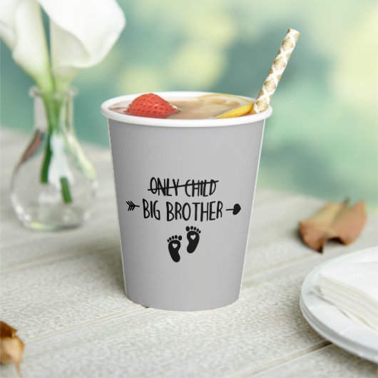 たった一人の子供が今ビッグブラザーを渡った 紙コップ (インサイチュ)