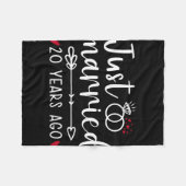 たった今結婚しましたおもしろいカップル夫婦妻20th Anniv フリースブランケット (正面(横))