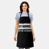 たった今結婚しましたこれまでのところ良い新婚の花嫁カップル エプロン (着用した状態)