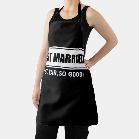たった今結婚しましたこれまでのところ良い新婚の花嫁カップル エプロン (インサイチュ)