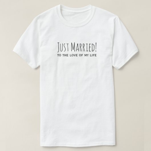 たった今結婚しましたと愛の恋とロマンチック Tシャツ (デザイン正面)