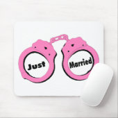 たった今結婚しましたのピンクの手錠 マウスパッド (マウス)