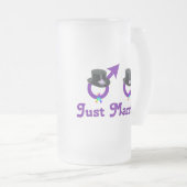 たった今結婚しましたのフォーマルで陽気な男性 フロストグラスビールジョッキ (正面右)