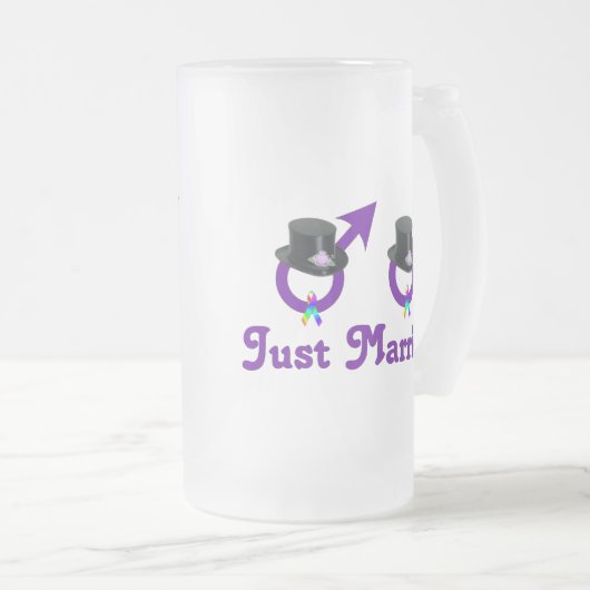 たった今結婚しましたのフォーマルで陽気な男性 フロストグラスビールジョッキ (正面右)