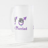 たった今結婚しましたのフォーマルで陽気な男性 フロストグラスビールジョッキ (正面左)