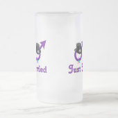 たった今結婚しましたのフォーマルで陽気な男性 フロストグラスビールジョッキ (中央)