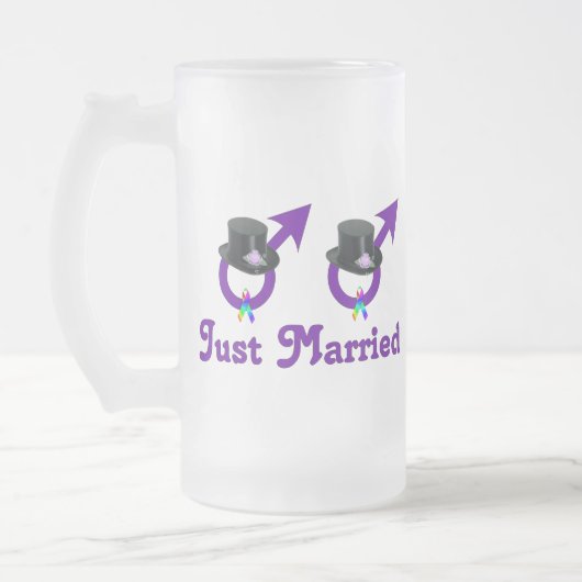 たった今結婚しましたのフォーマルで陽気な男性 フロストグラスビールジョッキ (左)