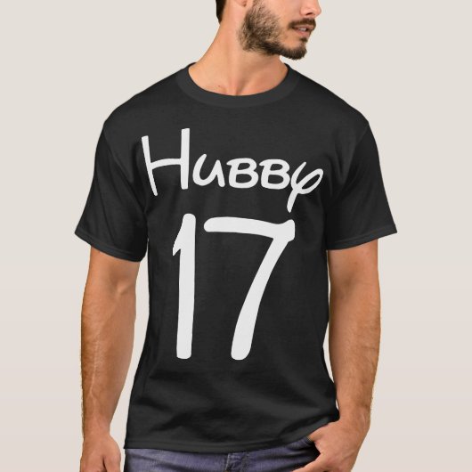 たった今結婚しましたの夫のWifeyのパーソナライズなカップルのマッチ Tシャツ (正面)