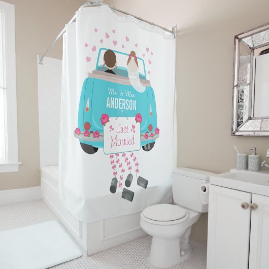たった今結婚しましたの新郎新婦の結婚式車 シャワーカーテン (インサイチュ)