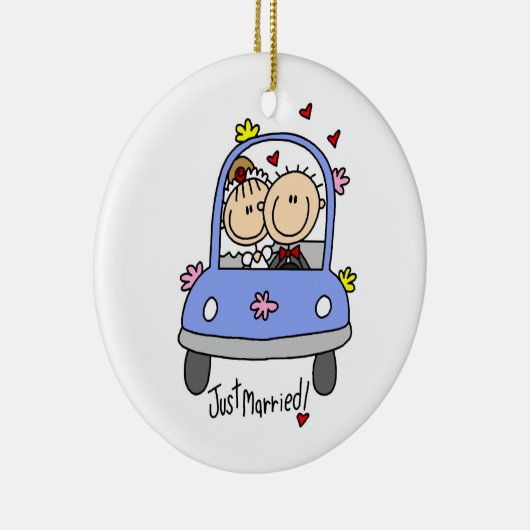 たった今結婚しましたの新郎新婦のTシャツおよびギフト セラミックオーナメント (右)