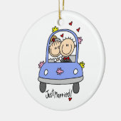 たった今結婚しましたの新郎新婦のTシャツおよびギフト セラミックオーナメント (左)