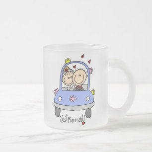 たった今結婚しましたの新郎新婦のTシャツおよびギフト フロストグラスマグカップ