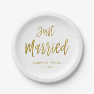 たった今結婚しましたの白および金ゴールドホイルの紙皿 ペーパープレート