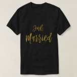 たった今結婚しましたの金ゴールドホイルのタイポグラフィのワイシャツ Tシャツ<br><div class="desc">彼の新婚旅行の新婚者のためのたった今結婚しましたの金ゴールドホイルのタイポグラフィのTシャツ。</div>