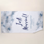 たった今結婚しましたの青と灰色の水色 ビーチタオル (正面)